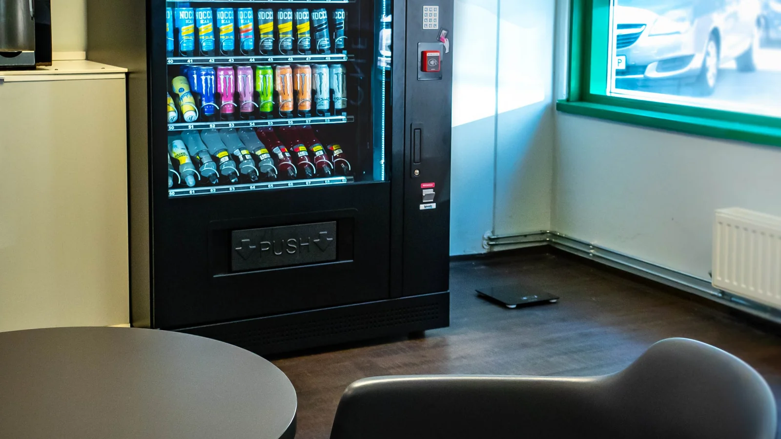 PANTAS Automat im Pausenraum eines Büros