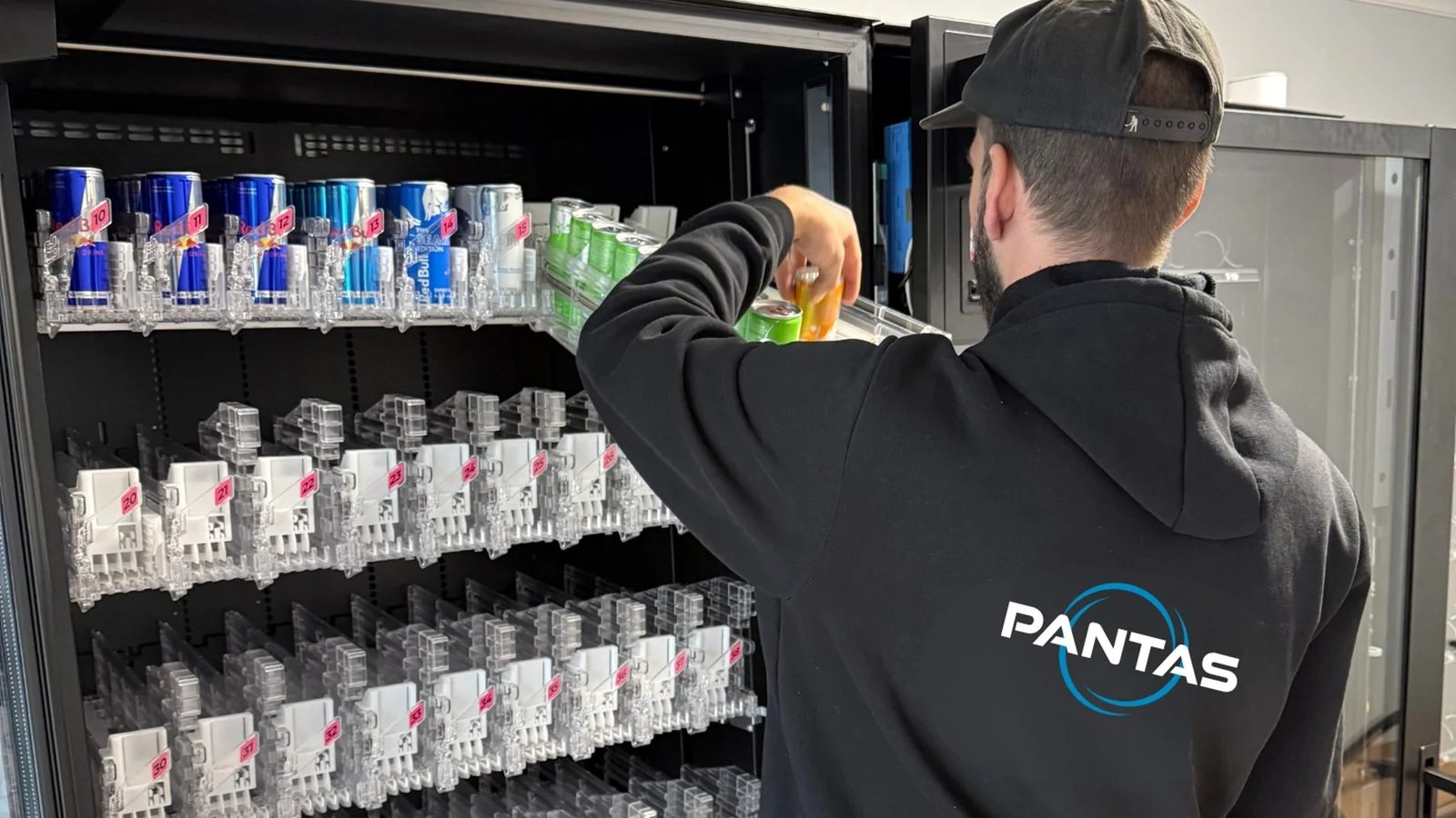 PANTAS Techniker befüllt einen Automaten