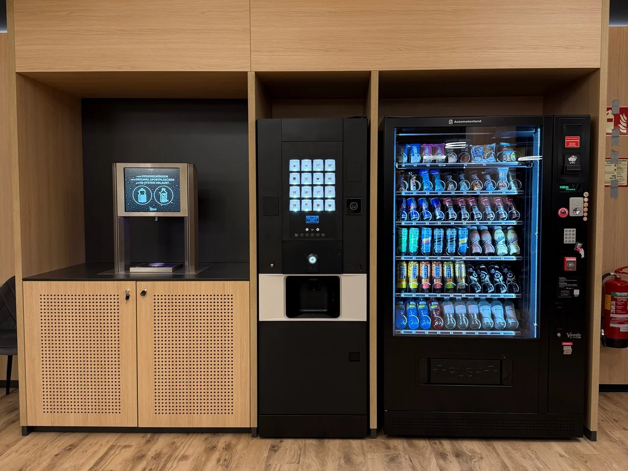 Kaffeeautomat und Snackautomat von PANTAS in Holzvertäfelung am Standort