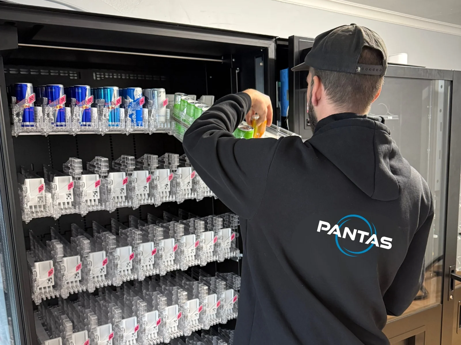 PANTAS Servicetechniker bei der Befüllung
