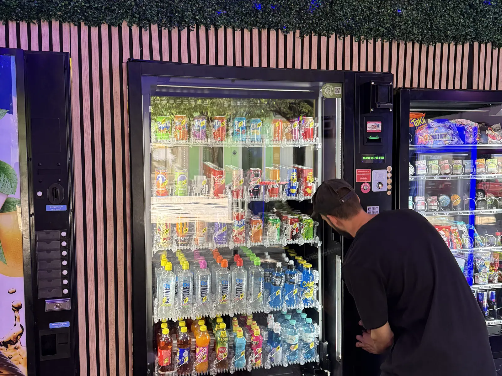 PANTAS Mitarbeiter bei der Arbeit am Automaten