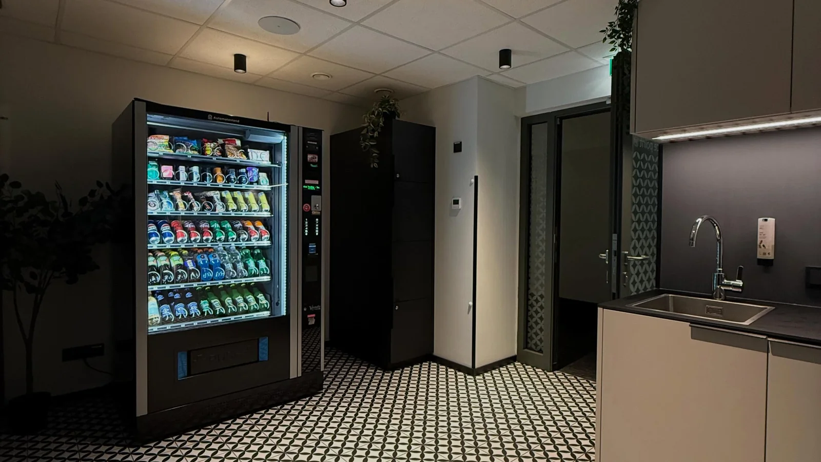 PANTAS Automat (SandenVendo SDX) im Hotel — Versorgung der Gäste rund um die Uhr