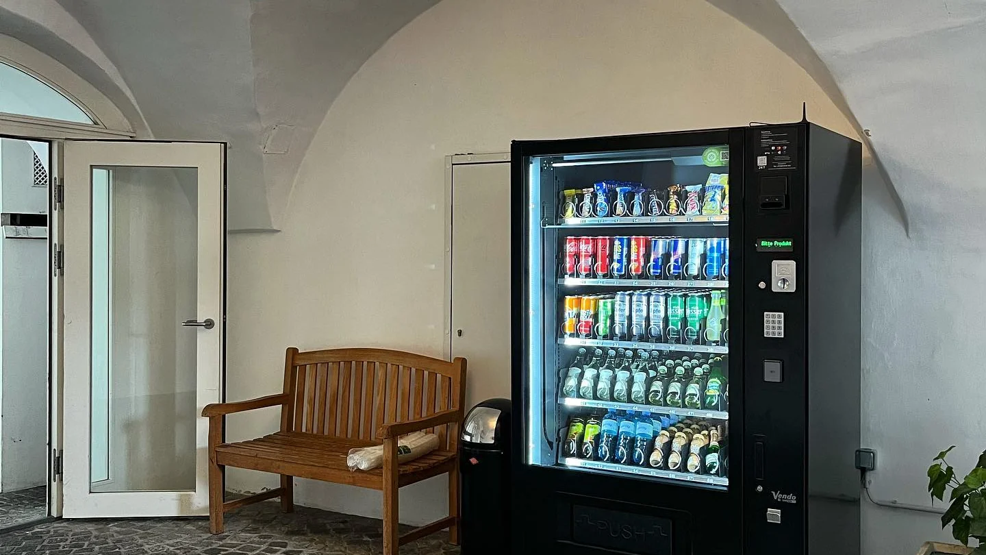 PANTAS Automat im Eingangsbereich einer Apartmentanlage